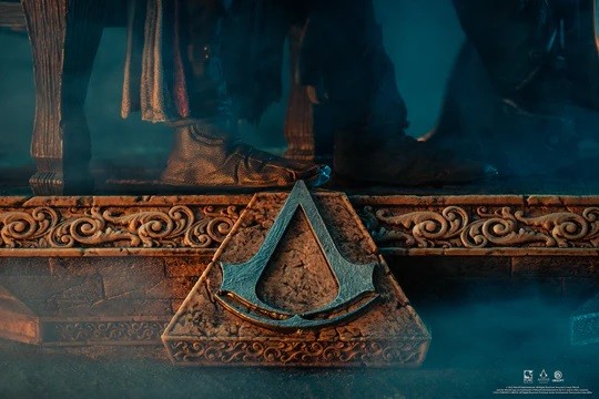 Zbliżenie na logo asasynów z figurki PureArts