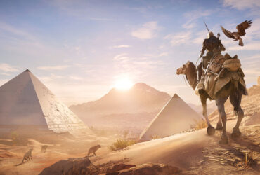 Bayek podróżujący przez pustynię na wielbłądzie w Assassin's Creed: Origins