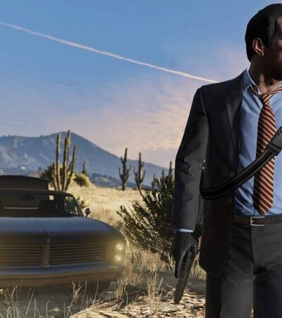Michael z GTA 5 stojący na pustynnym terenie obok samochodu
