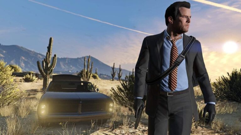 Michael z GTA 5 stojący na pustynnym terenie obok samochodu