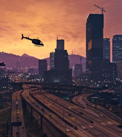 Helikopter lecący nad Los Santos przy zachodzie słońca w GTA 5