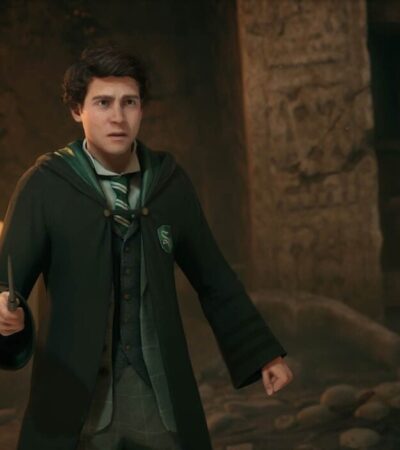 Bohater z Hogwarts Legacy trzymający rożdżkę