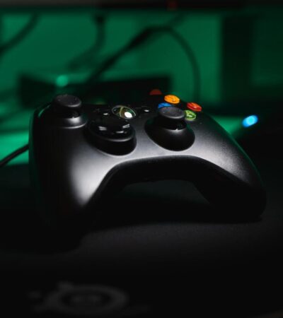 Czarny kontroler od Xboxa 360