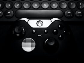 Kontroler od Xbox Series X obok ciemnej klawiatury