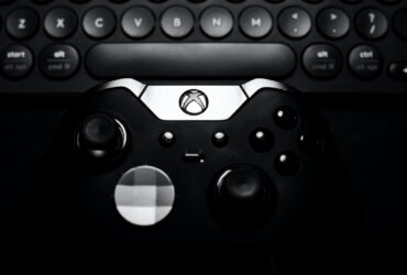 Kontroler od Xbox Series X obok ciemnej klawiatury