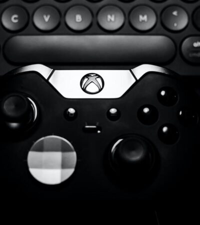 Kontroler od Xbox Series X obok ciemnej klawiatury