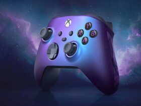 Kontroler do Xboxa w kolorystyce Stellar Shift na tle kosmosu