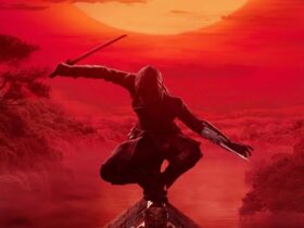 Główna bohaterka Assassin's Creed: Codename Red stojąca z mieczem na dachu