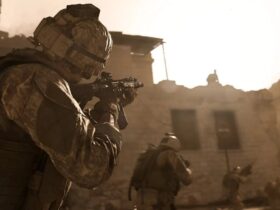 Żołnierz celujący w górę za pomocą karabinu w pustynnym miasteczku w Call of Duty