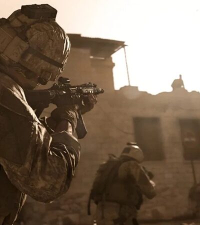 Żołnierz celujący w górę za pomocą karabinu w pustynnym miasteczku w Call of Duty