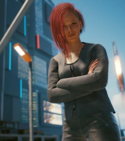 Kobieta z czerwonymi włosami patrzy na bohatera w Night City w Cyberpunk 2077: Phantom Liberty
