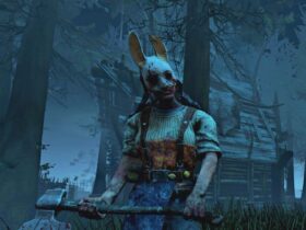 Antagonista w masce królika w lesie z Dead By Daylight