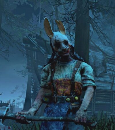 Antagonista w masce królika w lesie z Dead By Daylight