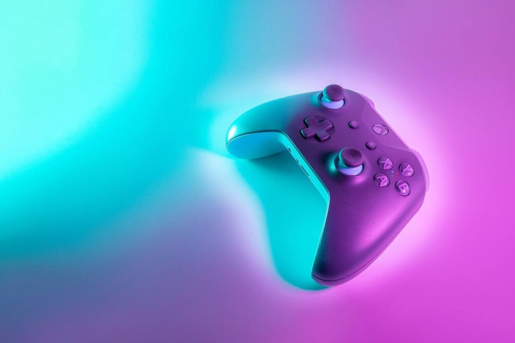 Kontroler od Xbox One na kolorowym neonowym tle
