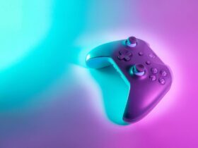 Kontroler od Xbox One na kolorowym neonowym tle
