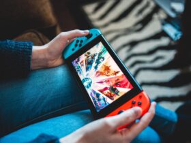 Gracz grający na Nintendo Switch siedząc na kanapie