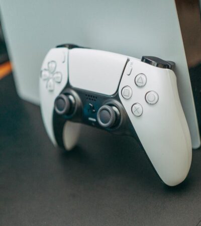 PlayStation 5 obok kontrolera DualSense na biurku