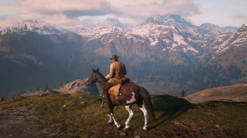 Arthur jedzie na koniu po wzgórzach w Red Dead Redemption 2