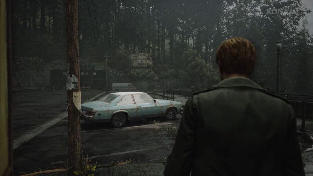 Główny bohater Silent Hill 2 Remake stojący przed samochodem w ponury dzień