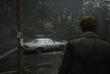 Główny bohater Silent Hill 2 Remake stojący przed samochodem w ponury dzień