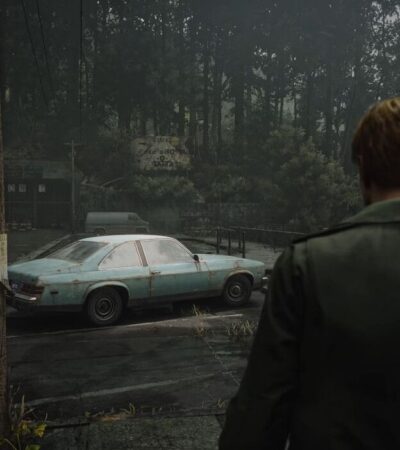 Główny bohater Silent Hill 2 Remake stojący przed samochodem w ponury dzień