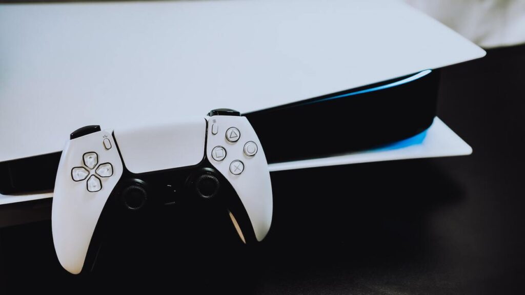 Biały kontroler i konsola Sony PlayStation 5