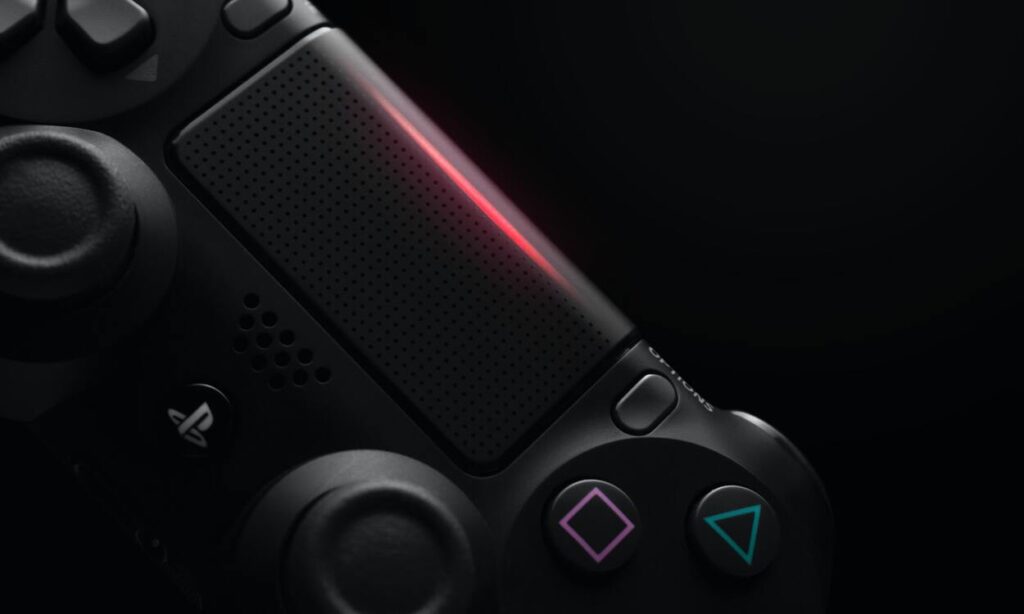 Zbliżenie na czarny kontroler od Sony PlayStation 4