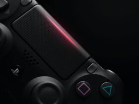 Zbliżenie na czarny kontroler od Sony PlayStation 4