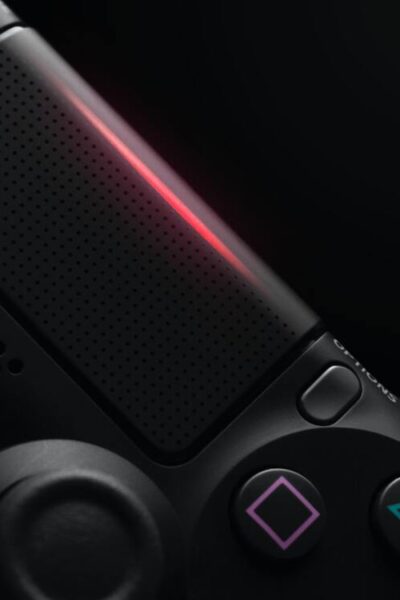 Zbliżenie na czarny kontroler od Sony PlayStation 4