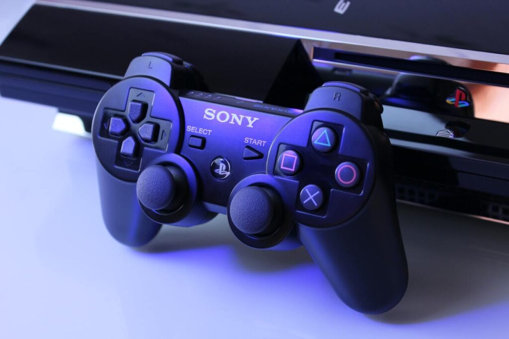 Konsola PlayStation 3 z opartym o nią oryginalnym kontrolerem