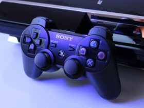Konsola PlayStation 3 z opartym o nią oryginalnym kontrolerem
