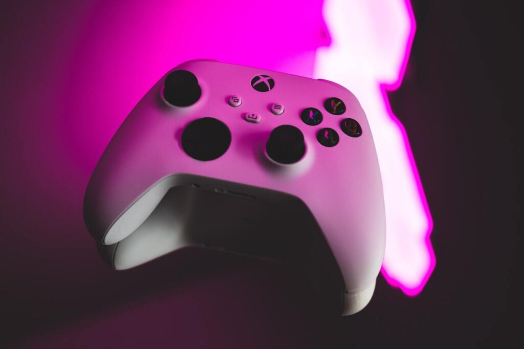 Kontroler od Xboxa Series X na czarno-fioletowym tle