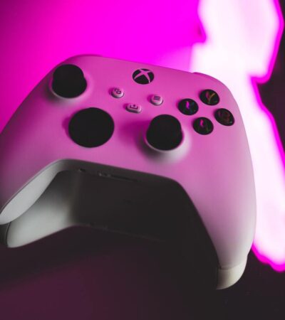 Kontroler od Xboxa Series X na czarno-fioletowym tle