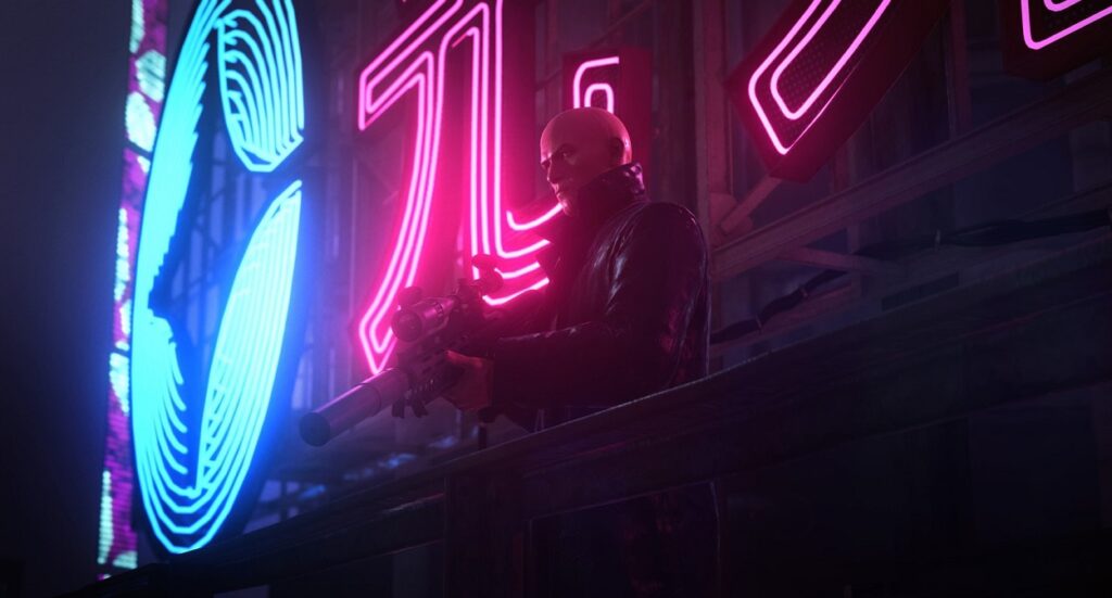 Bohater z serii Hitman World of Assassination z karabinem na tle neonów