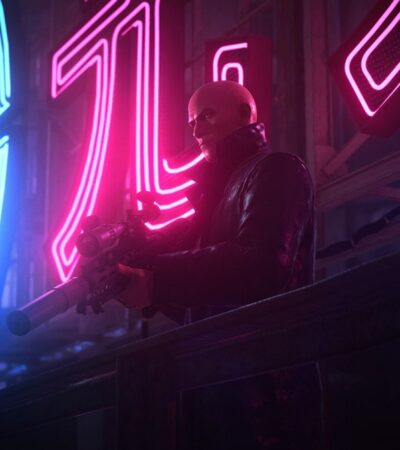 Bohater z serii Hitman World of Assassination z karabinem na tle neonów