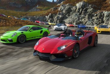 Samochody sportowe jadące po górskiej trasie w Forzy Motorsport 8