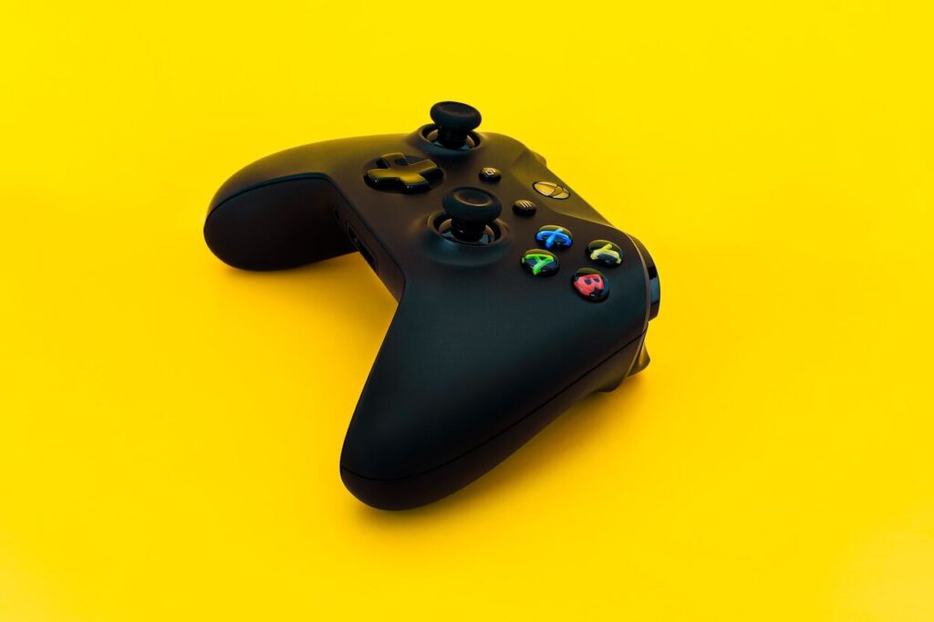 Pad od Xbox 360 na żółtym tle