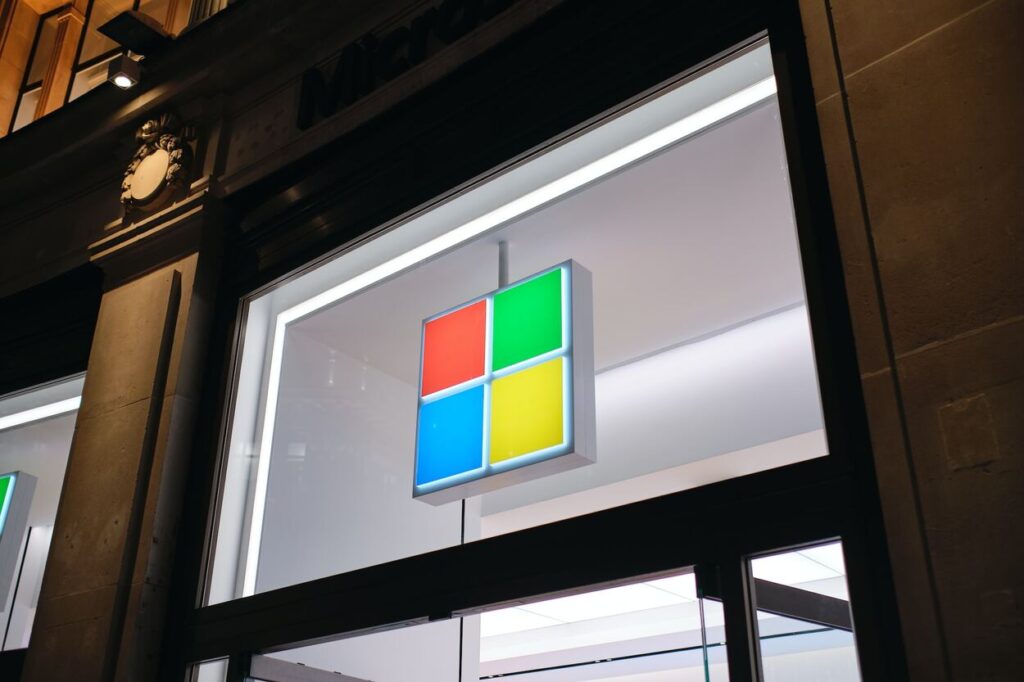 Logo Microsoftu na szyldzie salonu