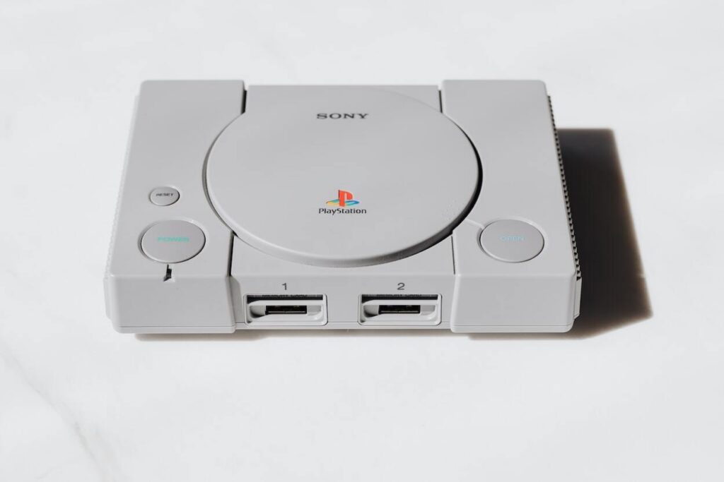 Konsola Sony PSX na białym tle