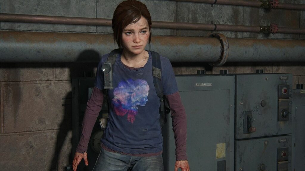 Ellie stojąca w fioletowej koszulce obok rury na ścianie w The Last of Us Part 1