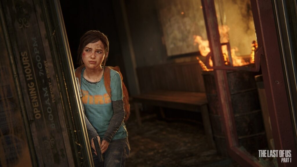 Ellie stojąca w domu w koszulce nawiązującej do serialu HBO w The Last of Us Part 1