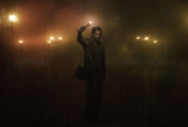 Alan stojący z flarą na ciemnej ulicy w grze Alan Wake 2