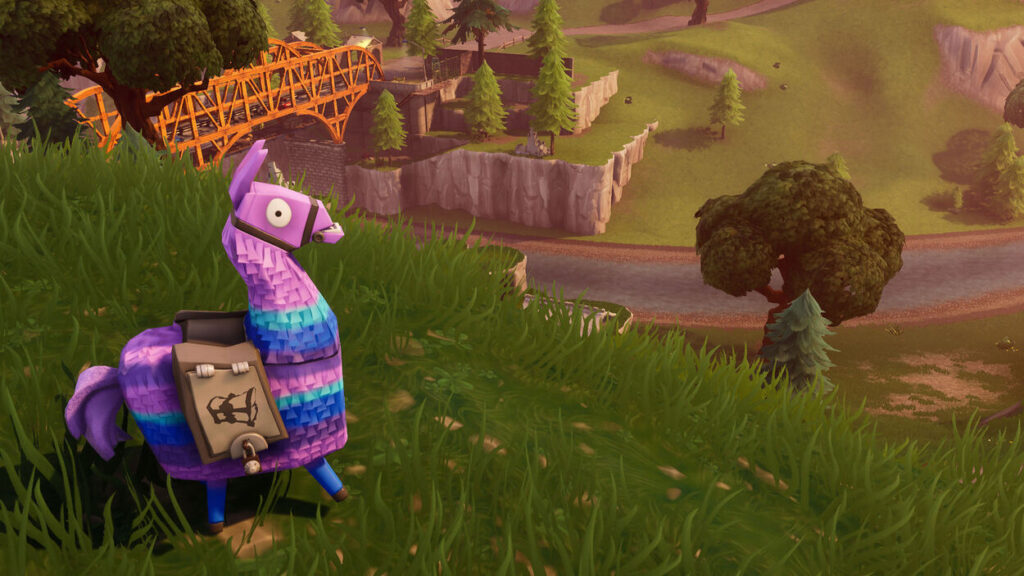 Lama na mapie Fortnite obok mostu i drzew