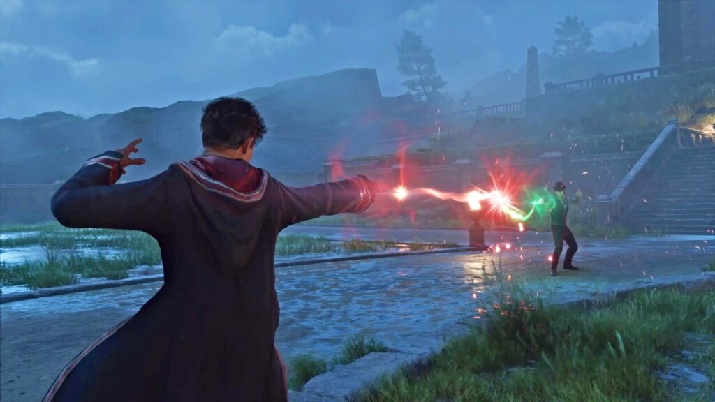 Główny bohater Hogwarts Legacy walczący z przeciwnikiem na dziedzińcu za pomocą magii