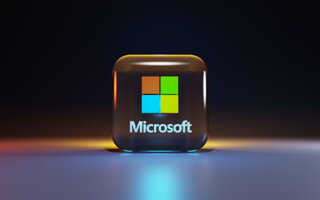 Logo Microsoft w kafelku na ciemnym tle
