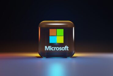 Logo Microsoft w kafelku na ciemnym tle