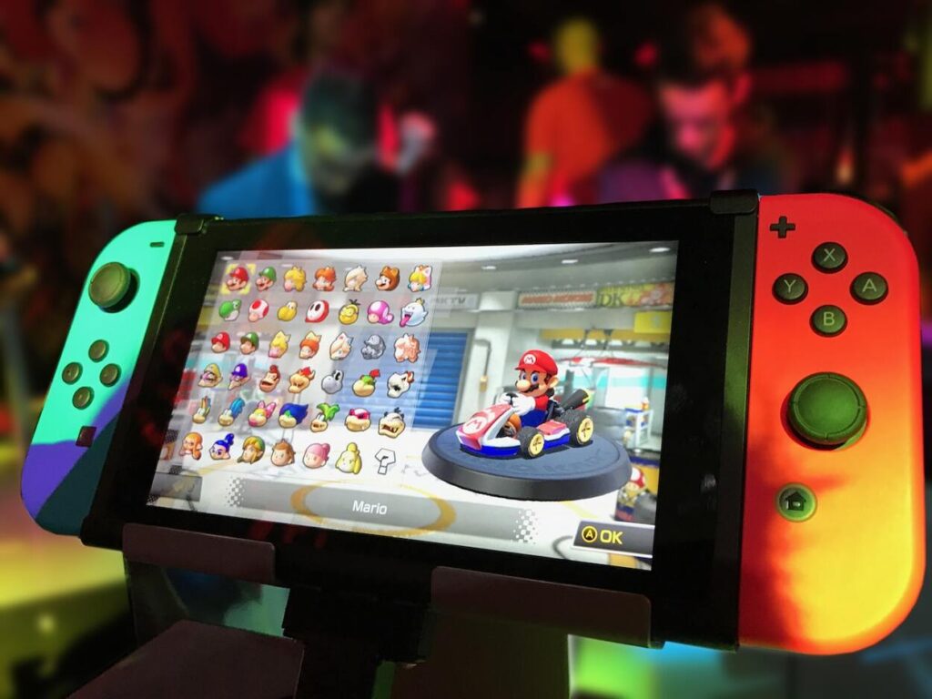 Nintendo Switch z uruchomioną grą Mario Kart