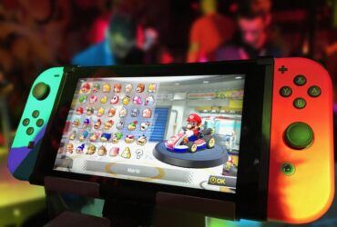 Nintendo Switch z uruchomioną grą Mario Kart