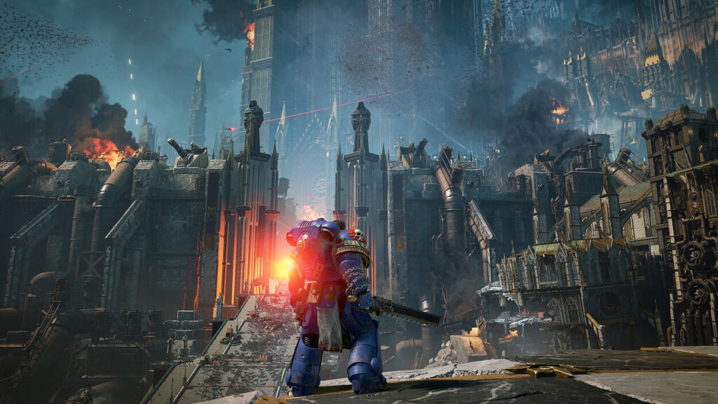 Główny bohater Warhammer 40000: Space Marine 2 stojący przed ogromnym mrocznym miastem