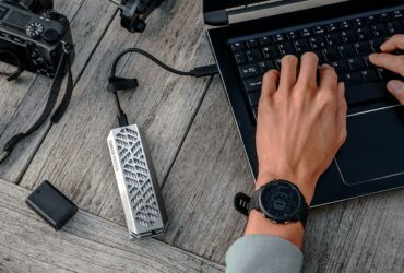 Obudowa Cooler Master Oracle do dysku M.2 Air obok laptopa